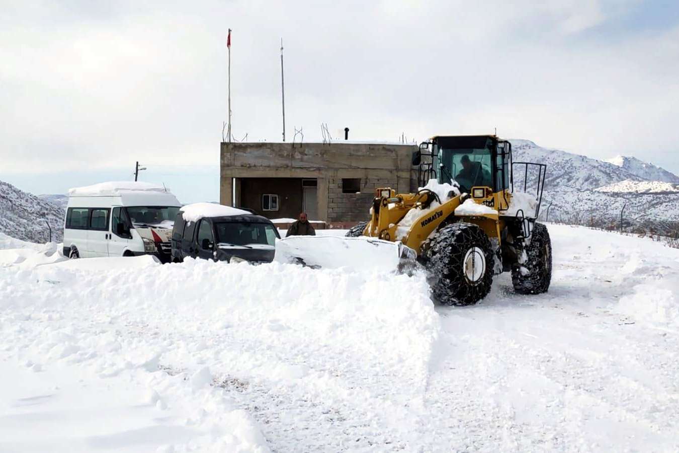Karda mahsur kalan çoban ve sürüsü kurtarıldı